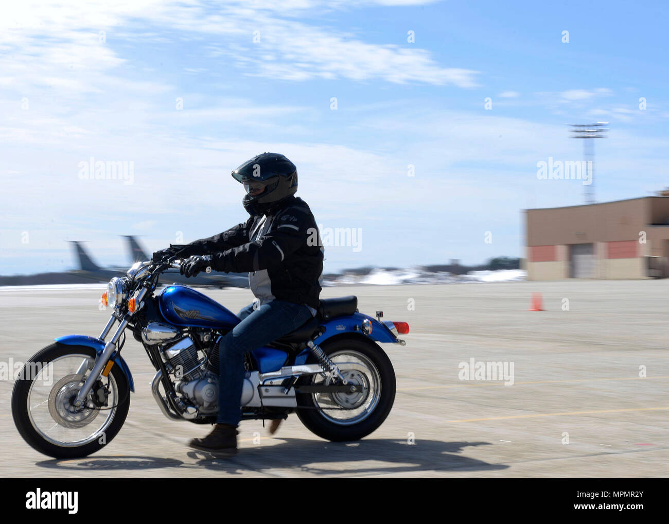 Brett Trumbauer, un employé civil de la défense, des tours autour d'un coin dans une filière de formation au cours d'une classe de sécurité moto débutant à Pease Air National Guard Base, N.H., avril 3,2017. (U.S. Photo de la Garde nationale aérienne du Victoria L. Nelson) Banque D'Images