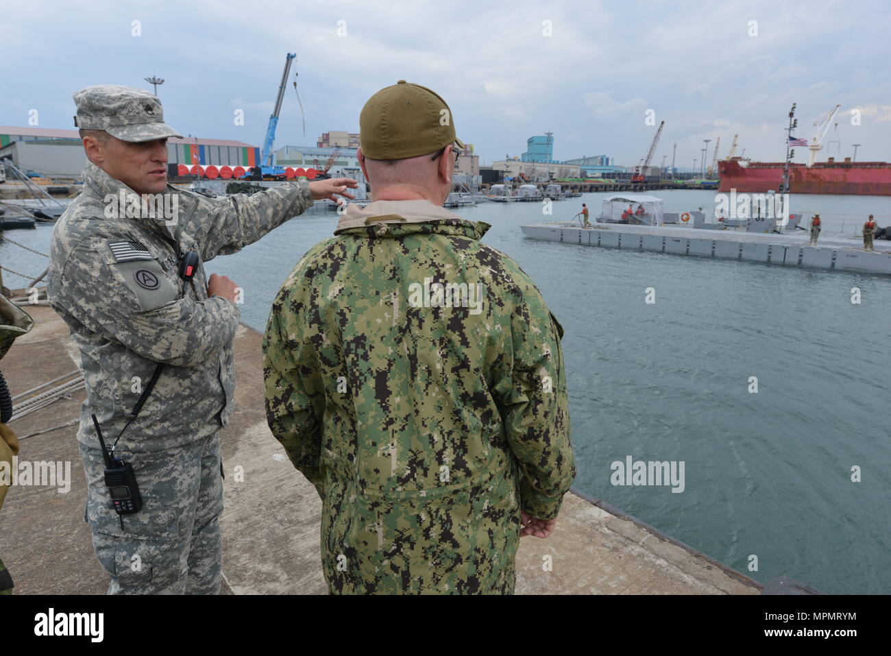 Le personnel de l'armée américaine Daniel Sargent Conklin, de l'Armée de terre 331e compagnie de transport, des entretiens avec la Garde côtière des États-Unis Le Premier Maître de Alan Carter, un technicien de machines à partir de la Garde côtière canadienne 312 Unité de sécurité portuaire, tandis que les chalands sont placés pour être utilisé comme l'unité d'amarrage de bateaux de petite plate-forme pour l'exploitation de l'exercice Pacific Reach 2017 à Pohang, République de Corée, le 5 avril 2017. Les préparatifs sont en cours pour la République de Corée et les forces militaires américaines de participer à l'opération de l'exercice Pacific Reach en 2017. Exercices, comme OPRex17, faire preuve d'engagement des États-Unis à la Corée du Sud et les États-Unis Alliance et améliorer Banque D'Images