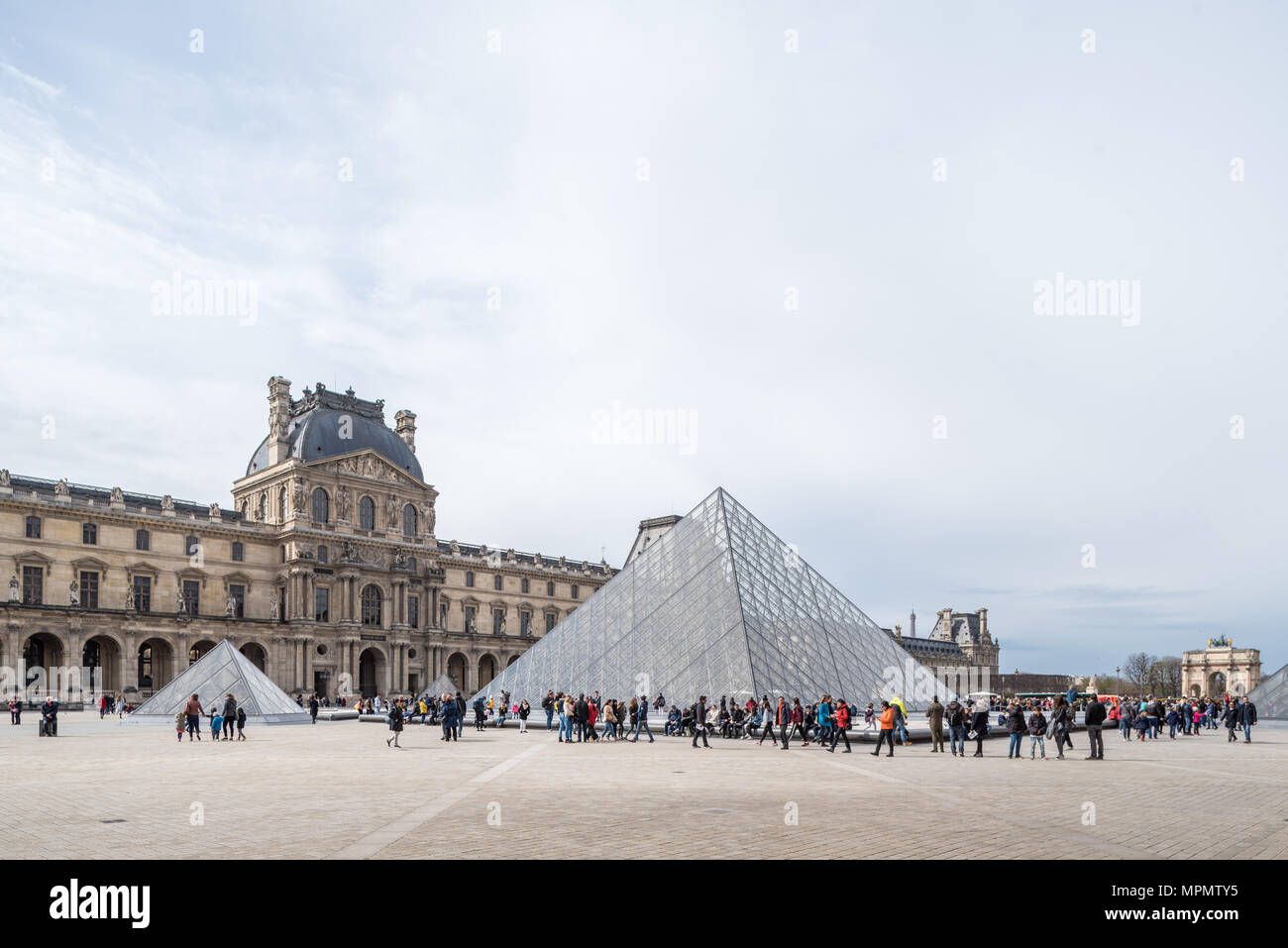 France, Paris - 2 Avril 2018 : Pyramide du Louvre conçu par I.M. Pei Banque D'Images
