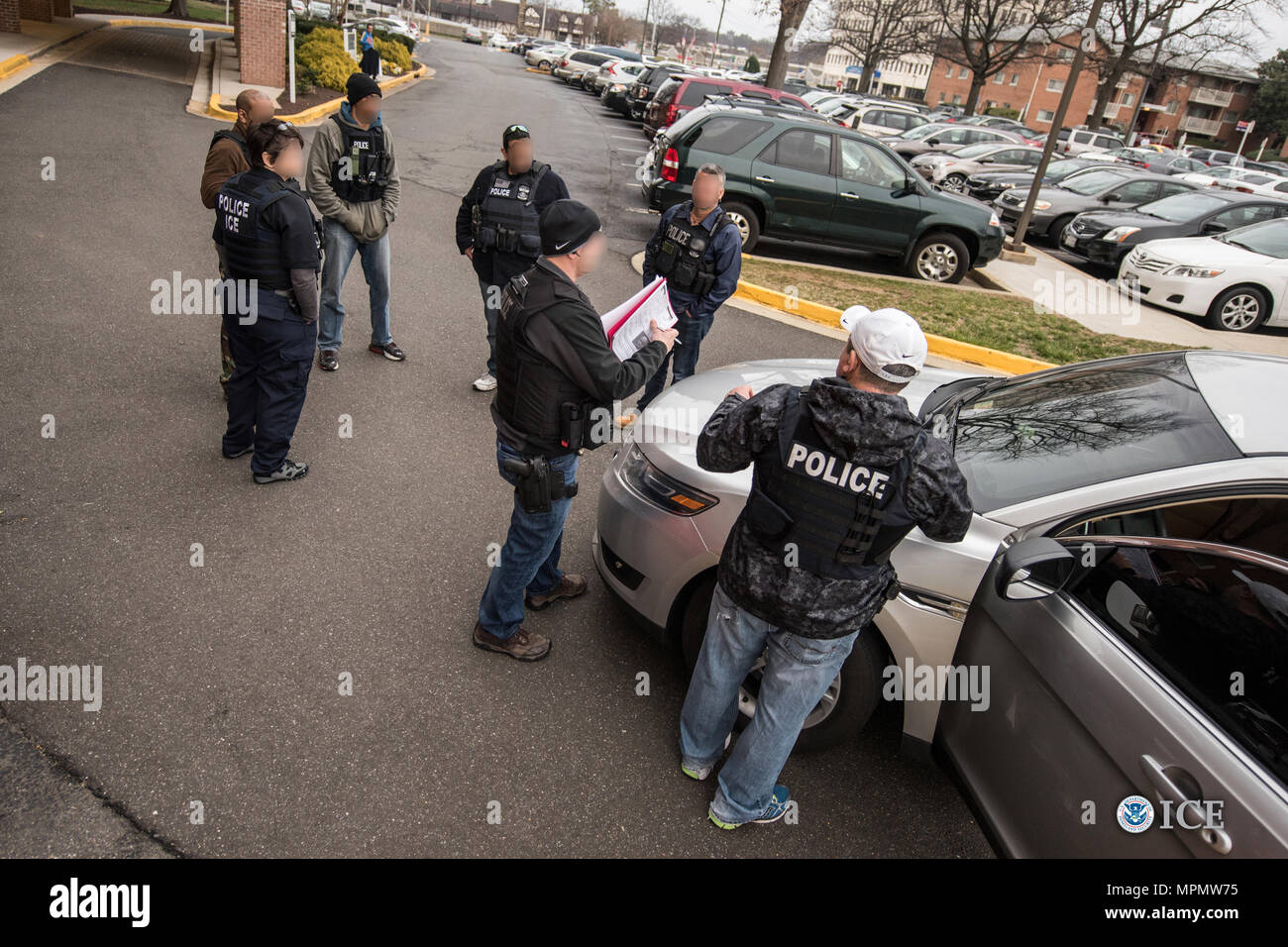 Les agents de l'Immigration and Customs Enforcement (ICE) des États-Unis ont mené une opération ciblée d'exécution de la loi sur l'immigration du 26 au 30 mars 2017, en Virginie et à Washington, D.C. L'opération a donné lieu à 82 arrestations, dont 68 étrangers criminels reconnus coupables. Les agents ont mené des activités d'application de la loi conformément aux lois fédérales, identifié les individus non conformes, traité les détentions et coordonné avec les organismes locaux d'application de la loi. L'opération visait à faire respecter la réglementation en matière d'immigration, la sécurité publique et la conformité au sein des juridictions. Banque D'Images