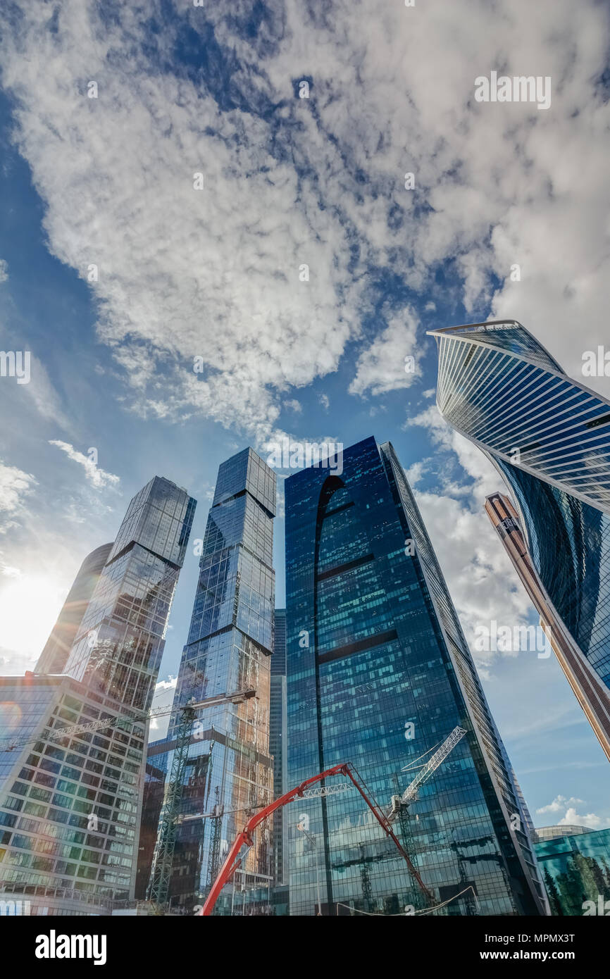 Vue de bas en haut de gratte-ciel de la ville de Moscou contre un ciel bleu avec des nuages Banque D'Images