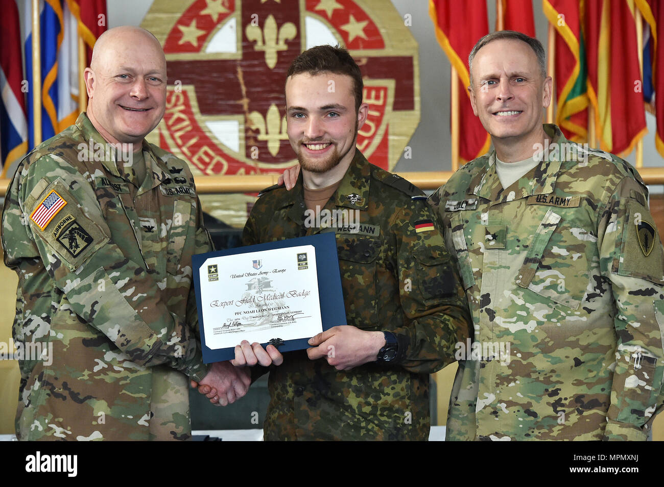 De gauche à droite, le 212e d'appui de l'armée américaine commandant de l'hôpital le colonel Brian Almquist, Circuit de l'armée allemande. Alexander Beck et l'armée américaine l'Europe Général Commandant adjoint, Brig. Le général Phillip S. Jolly sourire pour une photo au cours de l'expert médical de terrain (EFMB Badge) Cérémonie de remise des prix à la 7e armée le commandement de l'instruction, Grafenwoehr, Allemagne, le 30 mars 2017. 215 candidats de 11 pays, s'efforcer de l'insigne au cours des cinq jours de défi. L'EFMB renforce la concurrence des compétences individuelles des soldats et renforce les liens avec les alliés et partenaires. (U.S. Photo de l'armée de l'information visuelle Banque D'Images