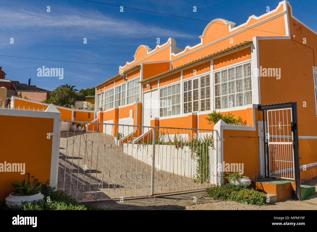 Orange solide maison coloniale historique allemand sur sunny day Banque D'Images