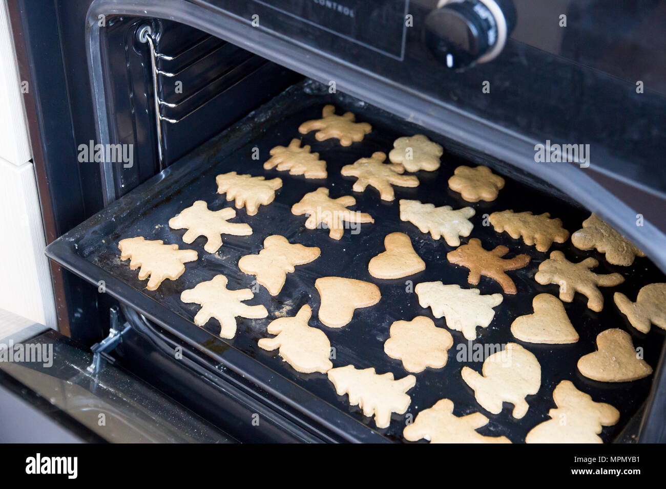 Biscuits au gingembre sur la plaque de cuisson au four Photo Stock - Alamy