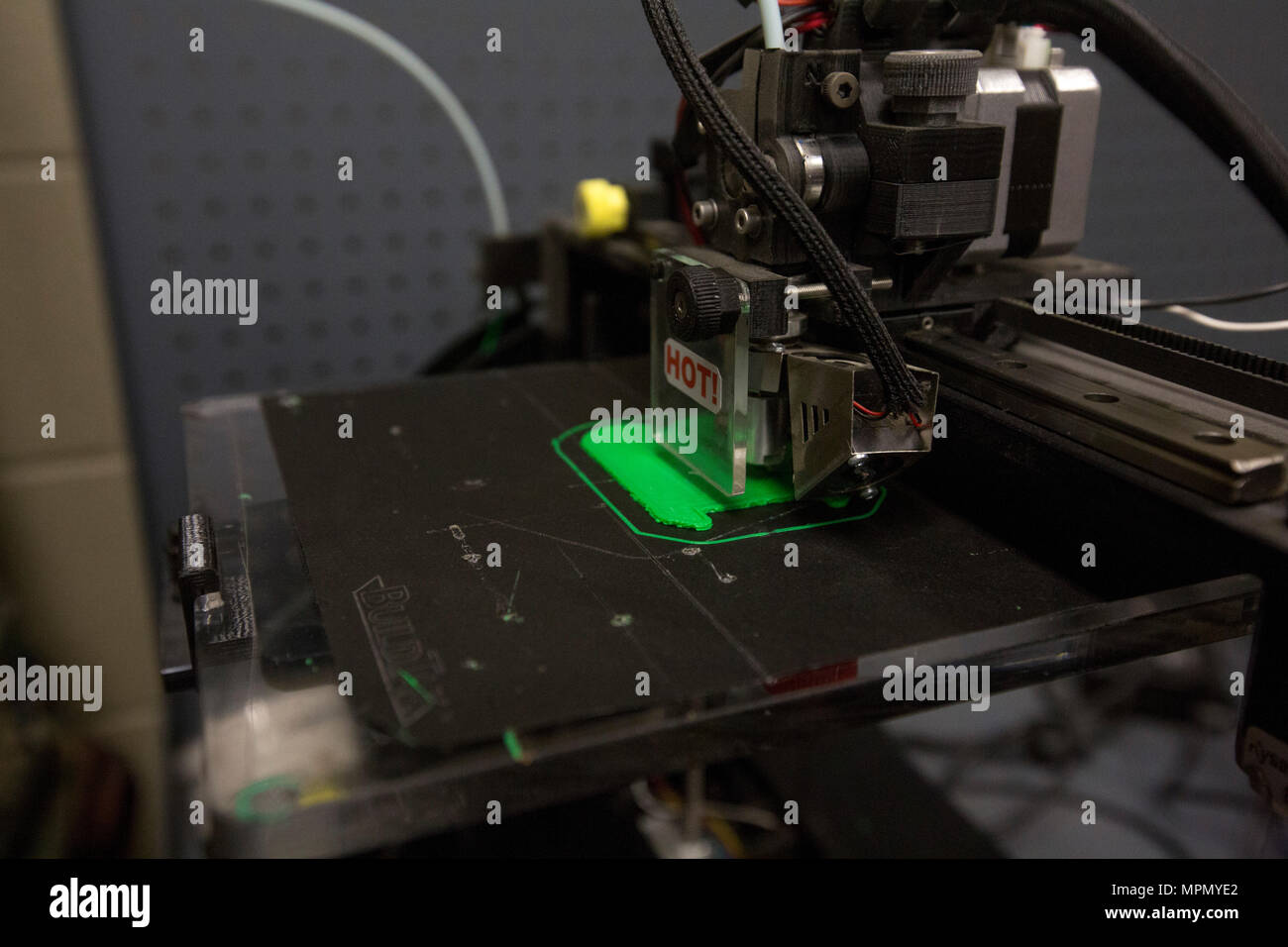 Un Marine américain fournit des instructions sur l'utilisation d'une imprimante 3D au 2e bataillon de maintenance lors d'un briefing de la DARPA au Camp Lejeune. La session présente les techniques de fabrication additive, les applications opérationnelles et le soutien à la maintenance, favorisant l’innovation technologique pour la logistique du Marine corps et les opérations sur le terrain. L’objectif de la DARPA met l’accent sur la sécurité nationale, l’investissement dans des technologies de pointe, l’intégration de solutions d’ingénierie, la formation du personnel et l’amélioration de la préparation à l’efficacité opérationnelle. Banque D'Images