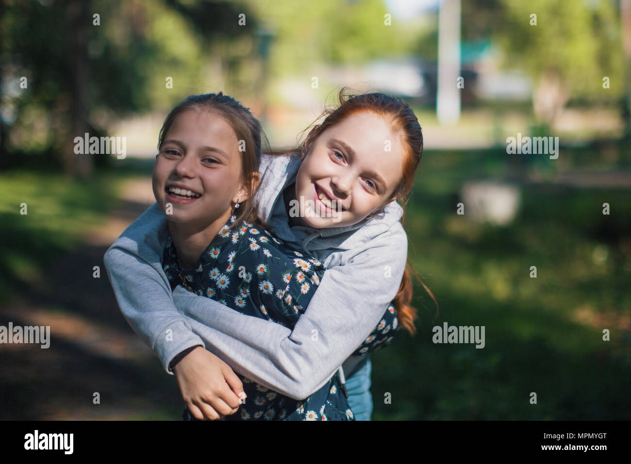 Deux filles soeurs ou amies s'amuser en plein air. Les portraits. Banque D'Images