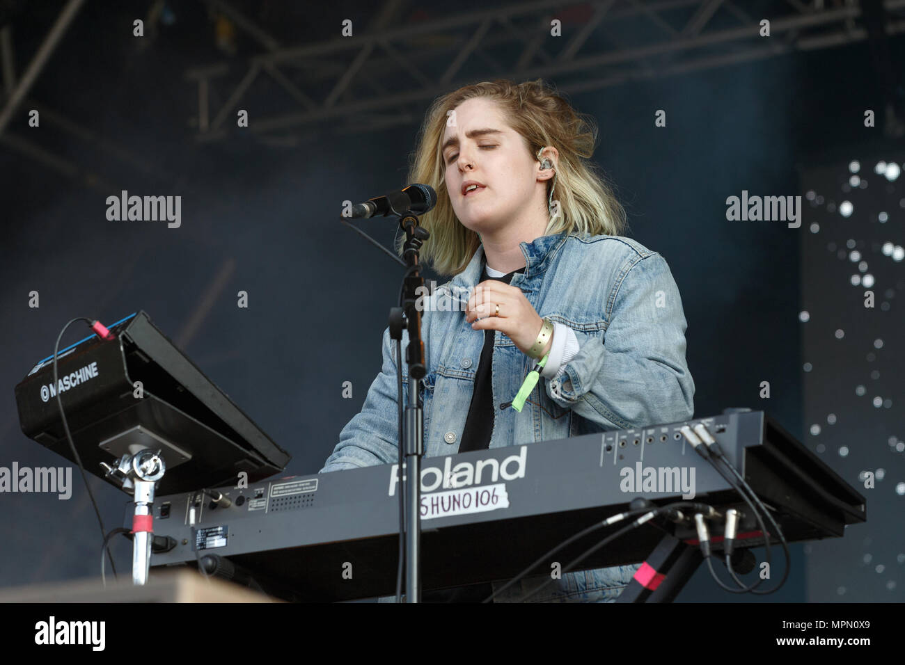 Shura live at Liverpool Sound City music festival. Alexandra Lilah Denton sur scène, Shura live, Aleksandra Lilah Yakunina-Denton en concert. Banque D'Images