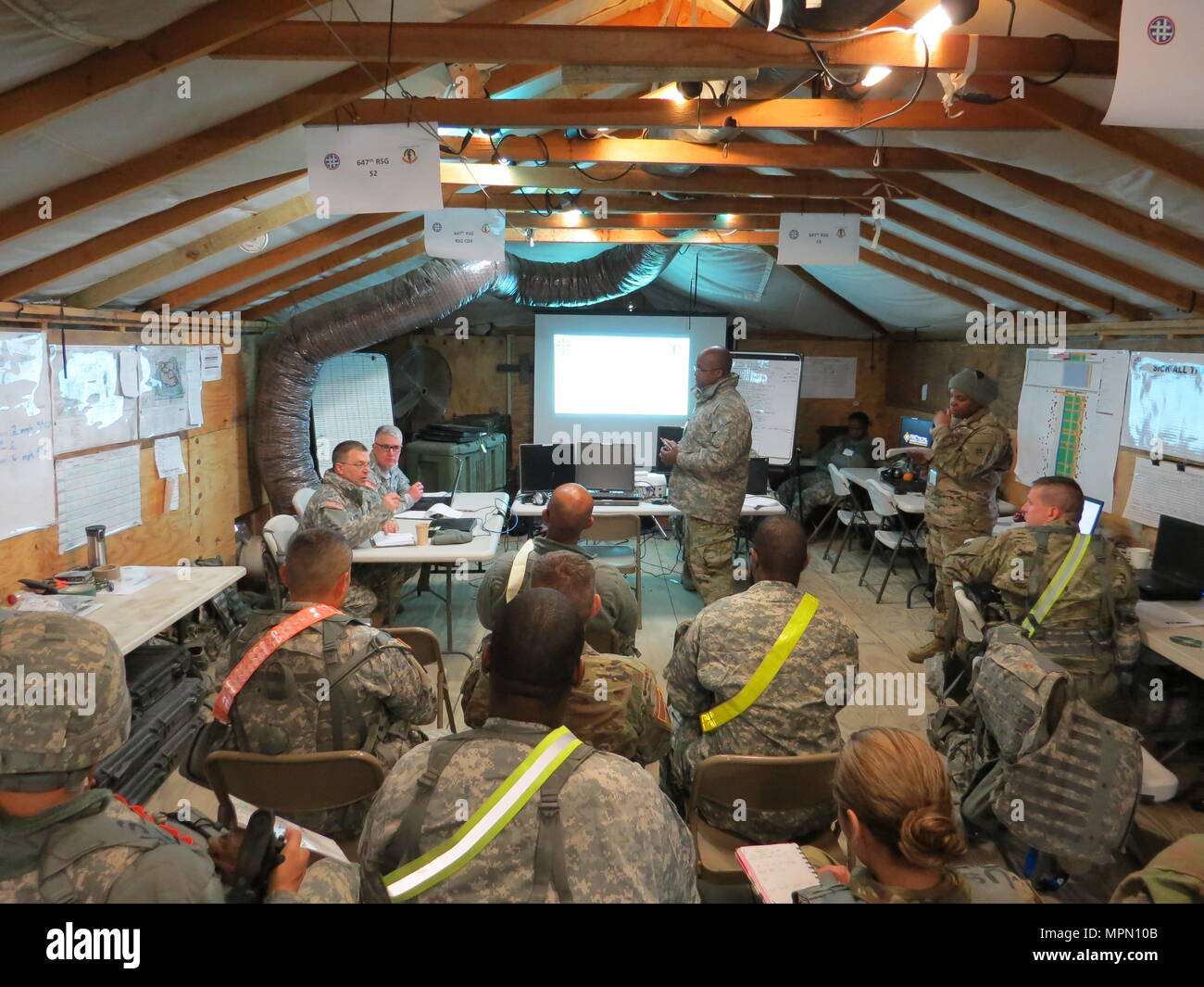 L'Armée américaine les officiers de réserve et les sous-officiers du 647e groupe d'appui régional, basée à El Paso, Texas, mener une bataille brève mise à jour 78-17-01, WAREX pendant 24 mars 2017 à Fort Dix, New Jersey. La 647e RSG exercé leur mission d'accueil, de mise en scène, poursuivre leur migration et l'intégration des tâches qui ont été évalués pour la réussite d'une mission de guerre dans le cadre de leur réserve de l'armée américaine annuels de formation. (U.S. Réserve de l'armée photo par le Major Amabilia Payen, 647e RSG Affaires publiques) Banque D'Images