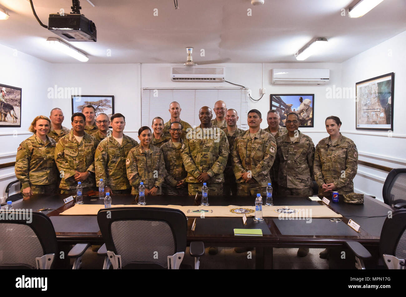 U.S. Air Force Master Chef sergent de l'Armée de l'air Kaleth Wright pose pour une photo de groupe avec les hauts dirigeants de l'Armée de l'air engagé d'intervention conjointe combinée Force-Horn de l'Afrique (CJTF-HOA) ; fermeture de sa visite au Camp Lemonnier, Djibouti, le 11 avril 2017. L'Armée de l'air Vice-chef d'état-major général Stephen Wilson a visité CJTF-hoa et d'autres commandes de locataires avec Wright pour acquérir une meilleure compréhension de l'intégration de l'Armée de l'air et missions aux États-Unis pour l'Afrique zone de responsabilité. Banque D'Images