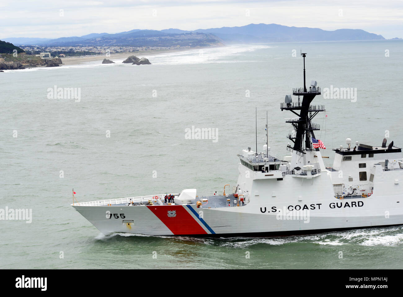 Le Cutter Munro de la Garde côtière, mesurant 418 pieds, pénètre dans la baie en direction du Golden Gate Bridge le 6 avril 2017. Le navire a une vitesse de pointe supérieure à 28 nœuds et une portée de 12 000 milles marins, soutenant des missions de longue durée, y compris la sécurité maritime, la recherche et le sauvetage, et l'application de la loi. Munro est équipé de systèmes de communication et de navigation modernes, d'un poste de pilotage pour les hélicoptères et de logements d'équipage pour les opérations prolongées. Banque D'Images