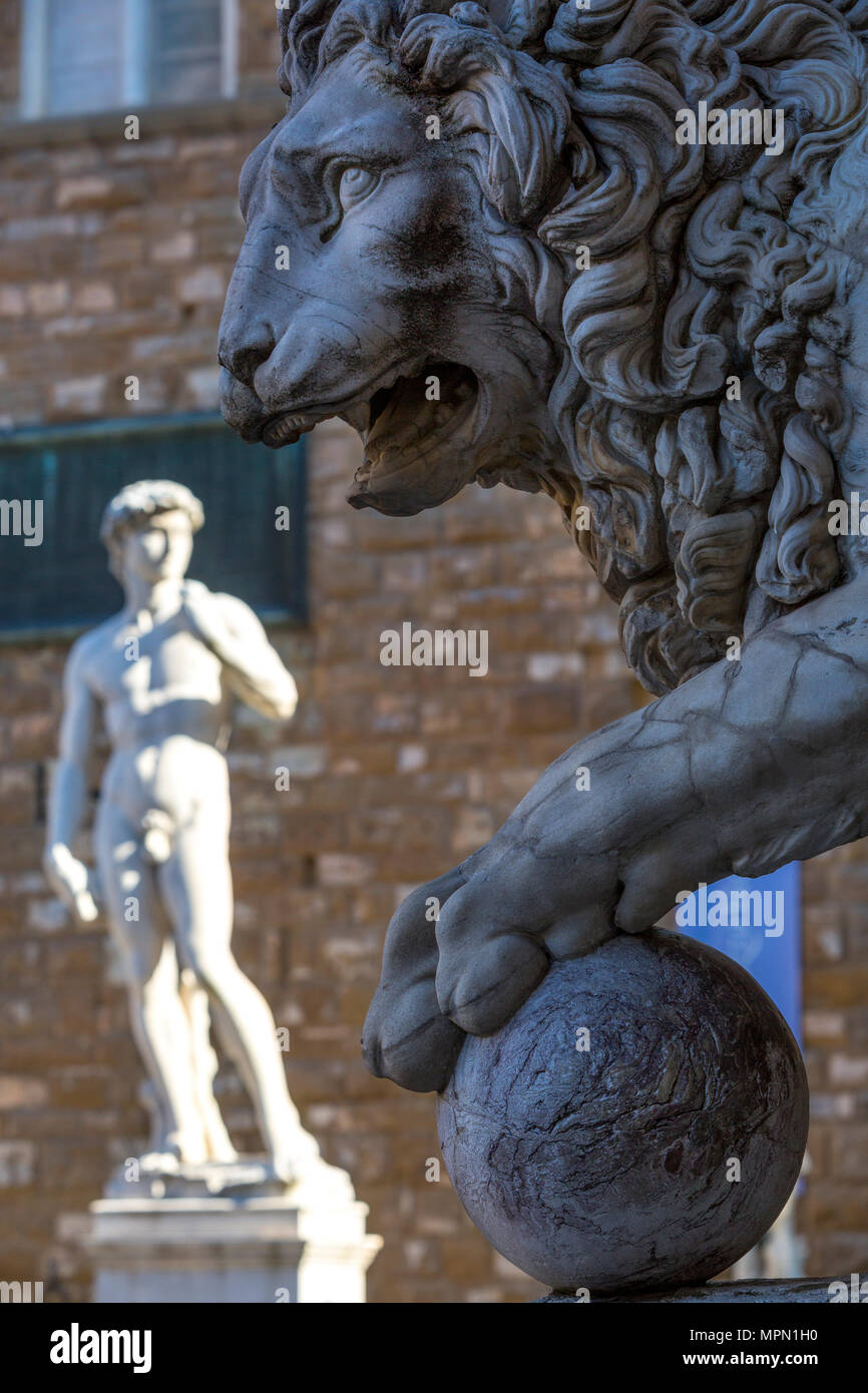 Statue de Lion et copie de Michelangelo's 'David' sur la Piazza della Signoria, Florence Italie Banque D'Images