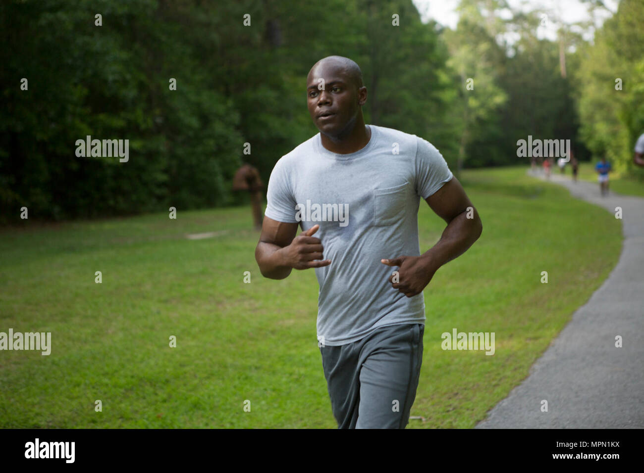 Le Corps des Marines des États-Unis. Careaf Henson, lutter contre le photographe, avec le siège du quartier général de la compagnie, bataillon de la Division Marine 2D (2d MARDIV) participer à un 5K run memorial sur Camp Lejeune, en Caroline du Nord, le 11 mai 2017. Le mémorial a été organisé en l'honneur de Cpl. Sara Medina et lance le Cpl. Jacob Hug décédé le 12 mai 2015 dans un accident d'hélicoptère pendant les opérations de secours humanitaire au Népal après un séisme dévastateur. Banque D'Images