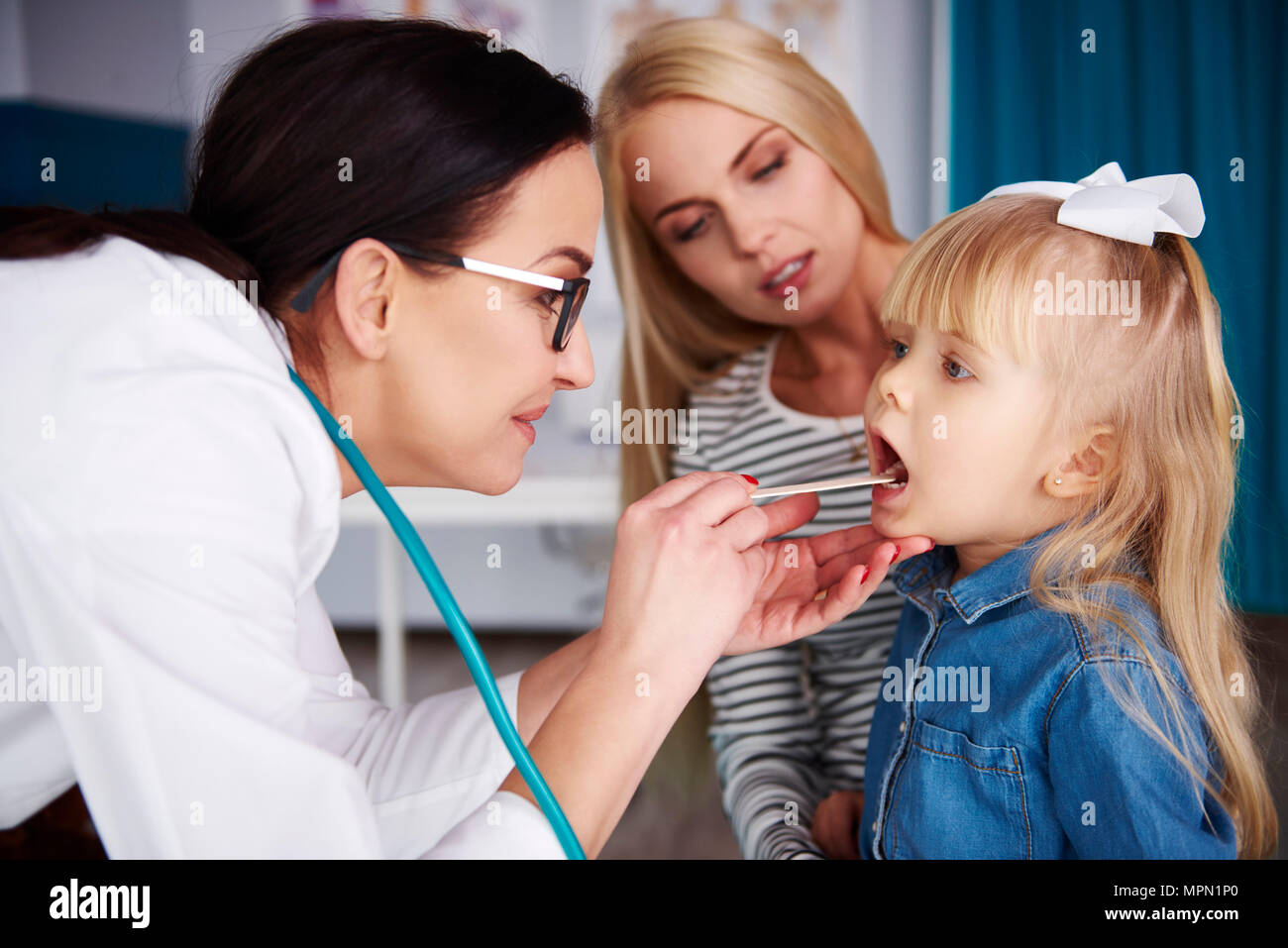 Doctor examining girl dans la pratique médicale Banque D'Images