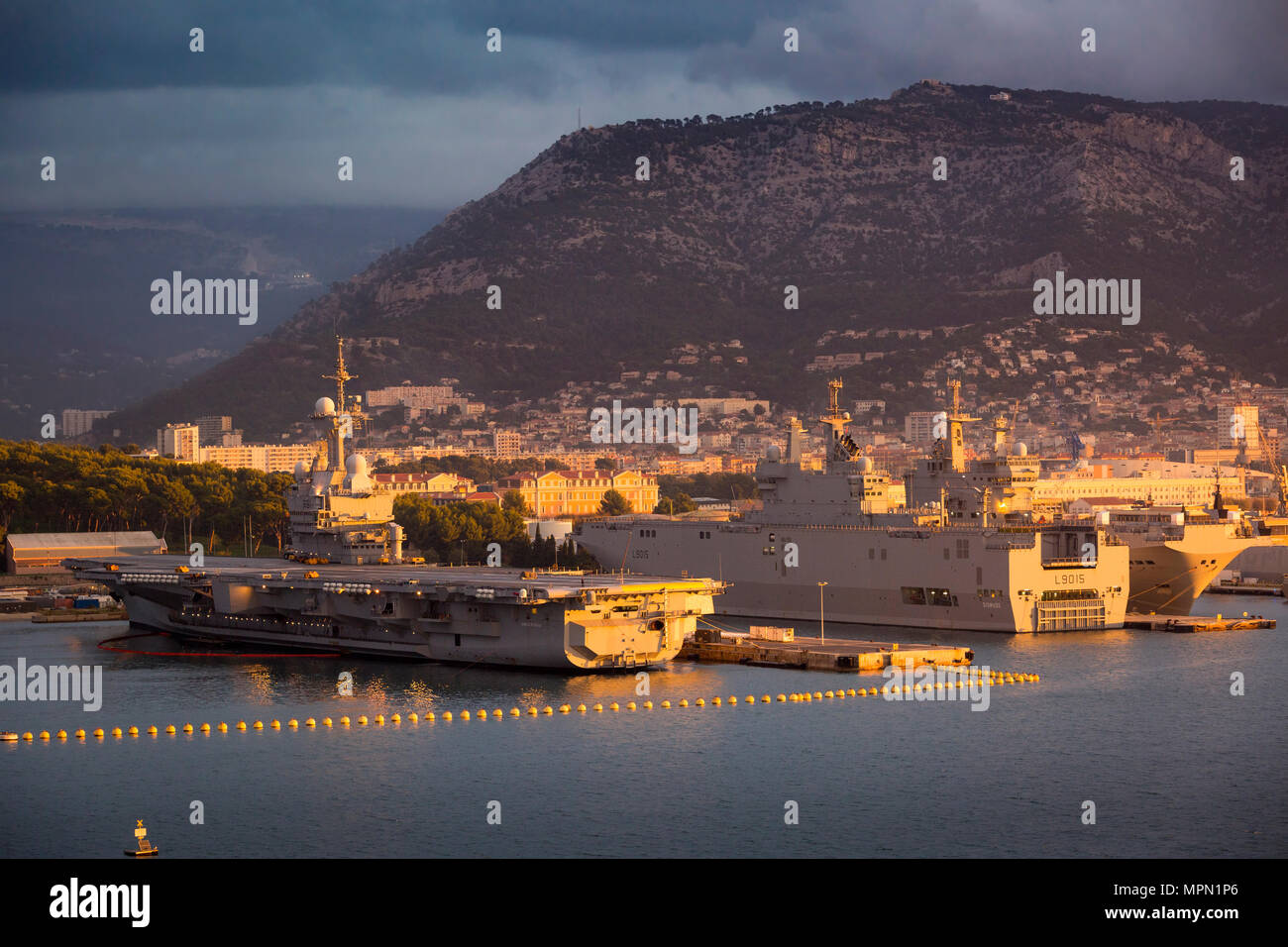 Lever de soleil sur porte-avions nucléaire Charles de Gaulle, tonnerre porte-hélicoptères et des navires de la Marine française à Toulon, Provence, France Banque D'Images