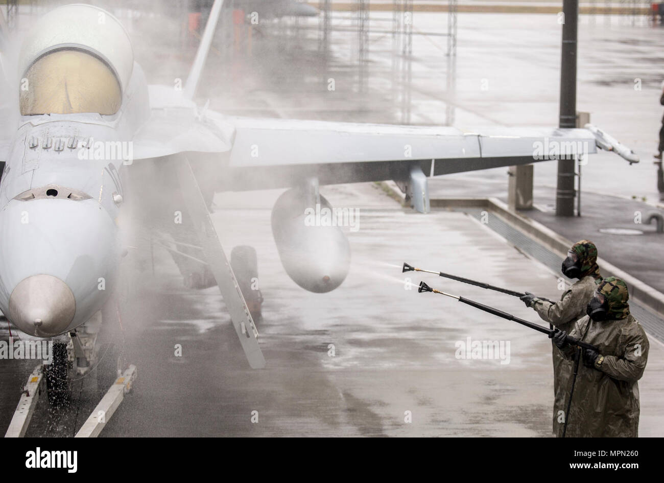 Les Marines américains conduite décontamination avec avions de chasse Marine Attack Squadron (VMFA) 242 au Marine Corps Air Station Iwakuni, Japon, le 11 avril 2017. Marines avec la section chimique, biologique, radiologique et nucléaire enseigné des marines (Marine Aircraft Group (MAG) 12 Que faire si un aéronef doit être décontaminé dans leur escadron. Banque D'Images