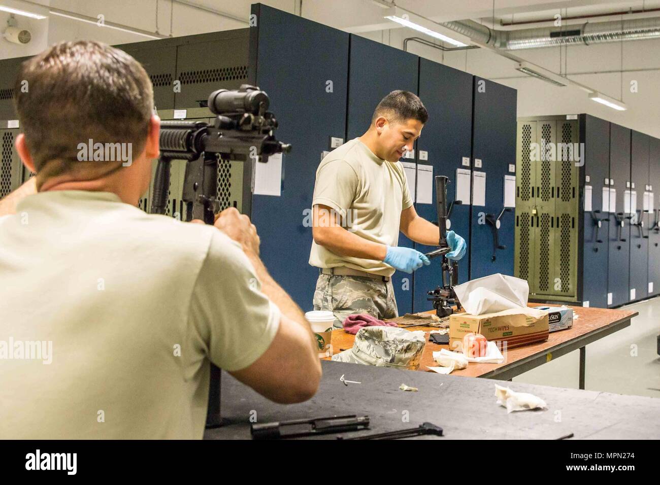 Senior Airman américain Daniel Flores, un personnel de gestion du matériel avec le 139e Escadron de préparation logistique, New York Air National Guard, nettoie un fusil lors d'une formation sur le terrain de déploiement à base aérienne de Ramstein, en Allemagne, le 6 avril 2016. Plus de 40 139 aviateurs avec LRS étaient aux côtés de leurs homologues de la 86e Escadre de mobilité aérienne afin d'améliorer leurs niveaux de compétences au sein de leur carrière. Base aérienne de Ramstein est le foyer de la 86e, 435e et 721e l'aéromobilité ailes qui soutiennent trois théâtres : United States Africa Command, le Commandement central, et en Europe. Missouri (G National Banque D'Images