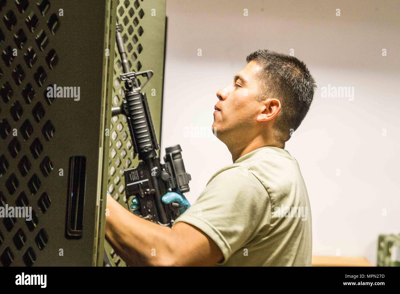 Senior Airman américain Daniel Flores, un personnel de gestion du matériel avec le 139e Escadron de préparation logistique, New York Air National Guard, stocks une carabine après il cleeaning au cours d'une formation sur le terrain de déploiement à base aérienne de Ramstein, en Allemagne, le 6 avril 2016. Plus de 40 139 aviateurs avec LRS étaient aux côtés de leurs homologues de la 86e Escadre de mobilité aérienne afin d'améliorer leurs niveaux de compétences au sein de leur carrière. Base aérienne de Ramstein est le foyer de la 86e, 435e et 721e l'aéromobilité ailes qui soutiennent trois théâtres : United States Africa Command, le Commandement central, et virgule européenne Banque D'Images