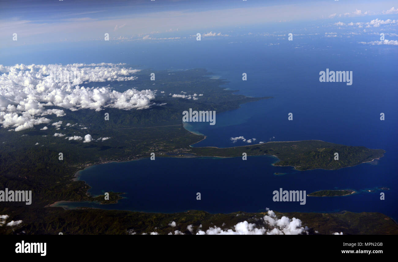 Vue aérienne de la baie Pujada de Davao Oriental, Mindanao. Banque D'Images