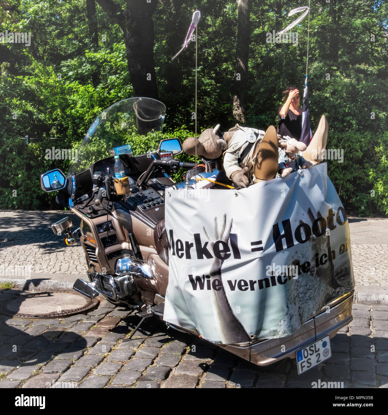 Berlin Mitte, moto détail. Boke stationné avec l'affiche de protestation et des mascottes en peluche à motards Démo. Banque D'Images