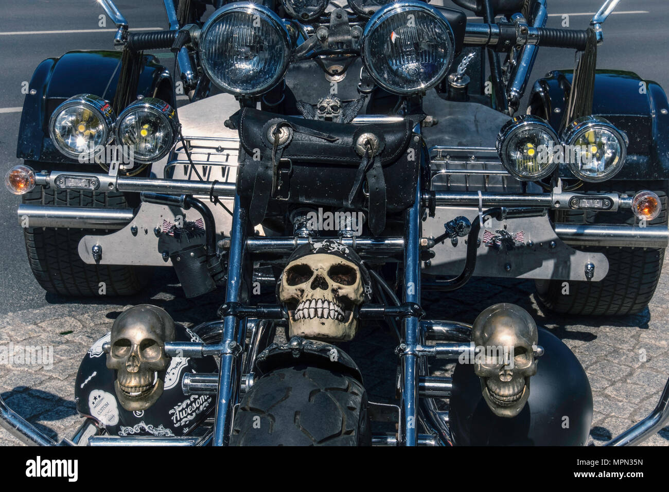 Berlin Mitte, garé de la moto. Moto avec crânes et drapeau allemand à motards Démo. Banque D'Images