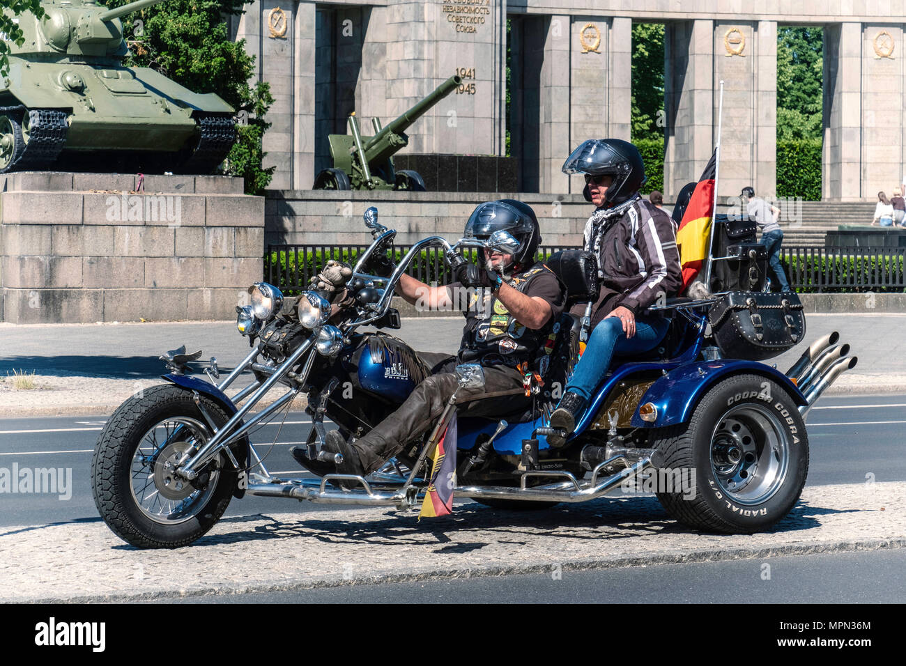 Berlin Mitte, Motor biker et passager sur trois roues à l'avant du monument commémoratif de guerre soviétique. Des centaines de motocyclistes de protester contre la porte de Brandebourg pour prote Banque D'Images