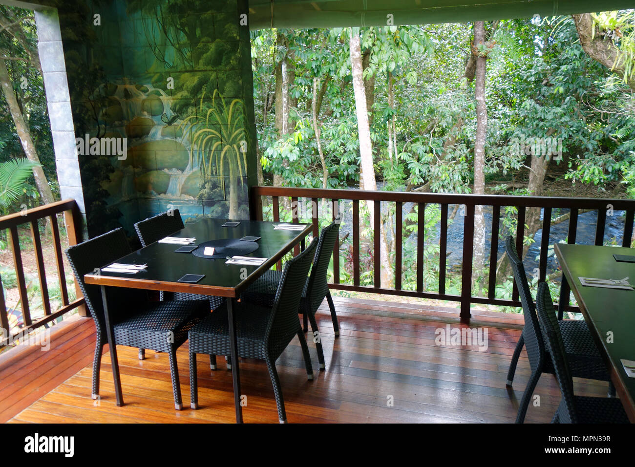 Riverside restaurant ferme à High Falls, Whyanbeel, près de Port Douglas, Queensland, Australie. Pas de PR Banque D'Images