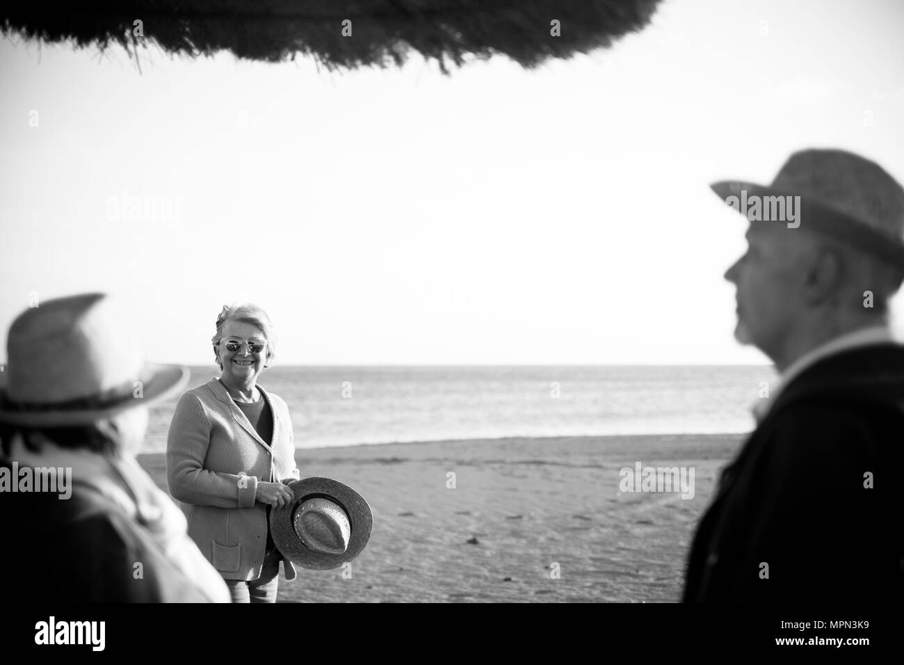 Groupe de personnes bénéficiant d'amis restez sur la plage en hiver. Senior Caucasian couple retraité Banque D'Images Groupe de personnes bénéficiant d'amis restez sur la plage en hiver. Senior Caucasian couple retraité Banque D'Images