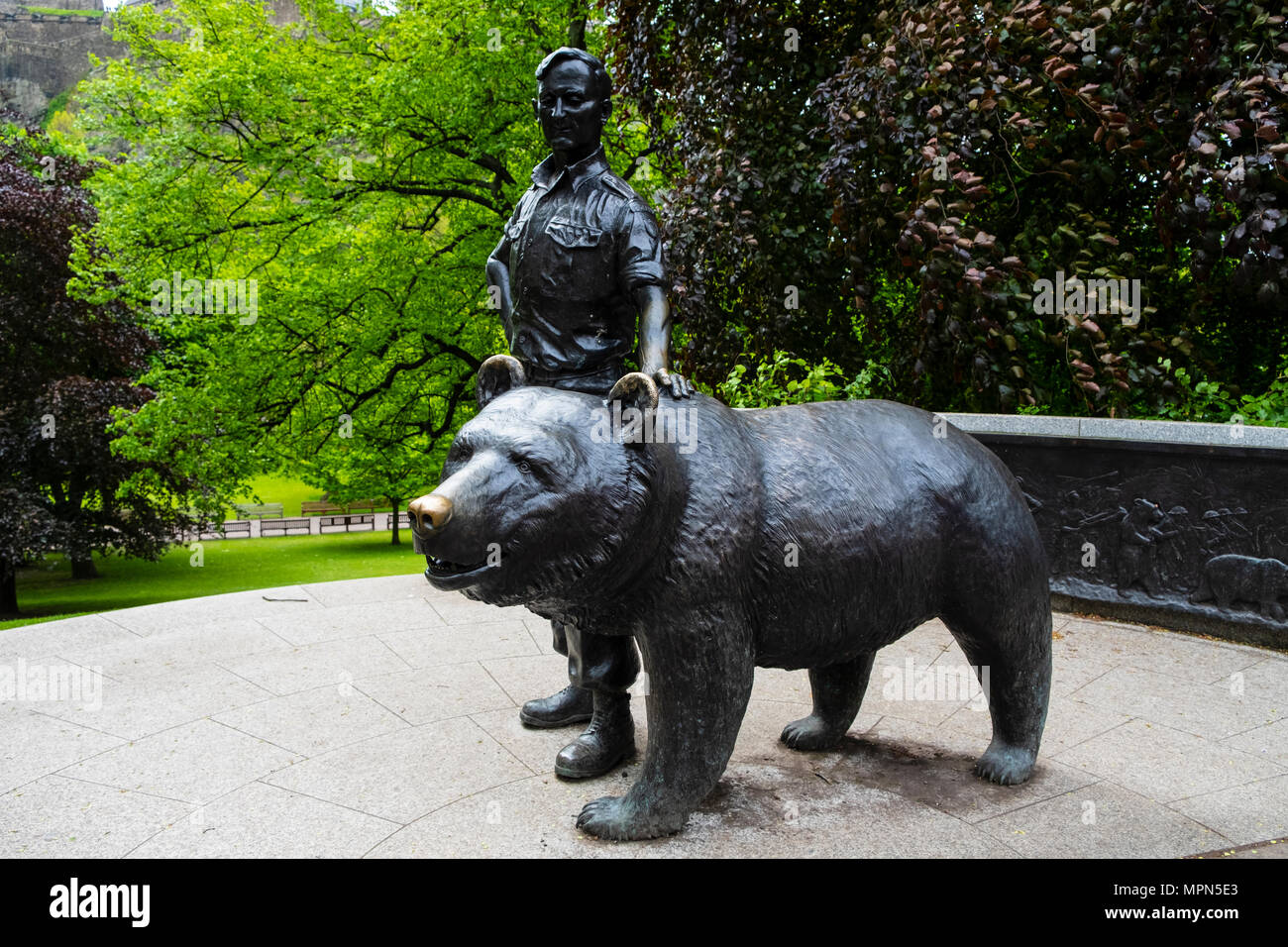 Statue de Wojtek l'ours soldat dans les jardins de Princes Street, Édimbourg, Écosse, Royaume-Uni Banque D'Images