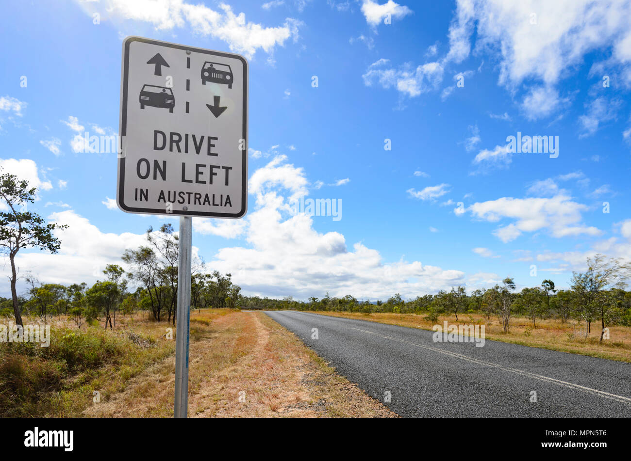 Roadsign 'Drive gauche sur en Australie", l'extrême nord du Queensland, Australie, Queensland, FNQ Banque D'Images