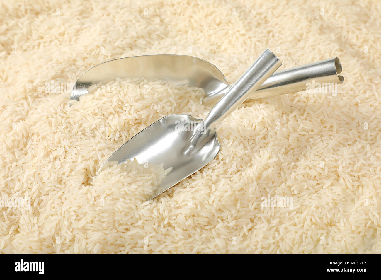 Deux boules de riz à grains longs blanc sur fond de riz Banque D'Images Deux boules de riz à grains longs blanc sur fond de riz Banque D'Images