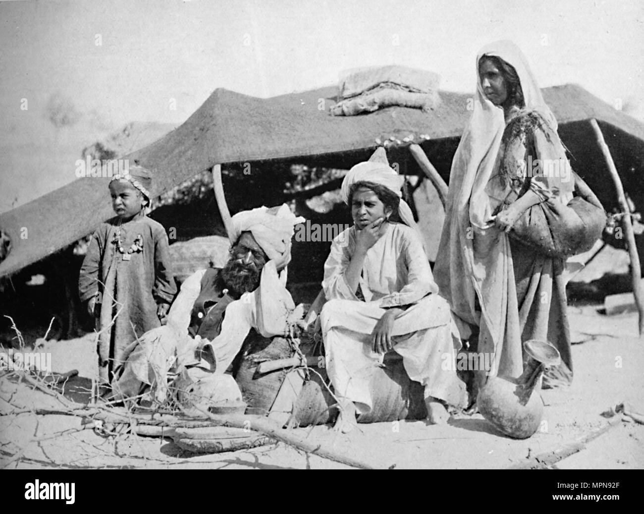 Trois générations de Brahui nomades, à l'Est du Balouchistan, 1902. Artiste : F Bremner. Banque D'Images