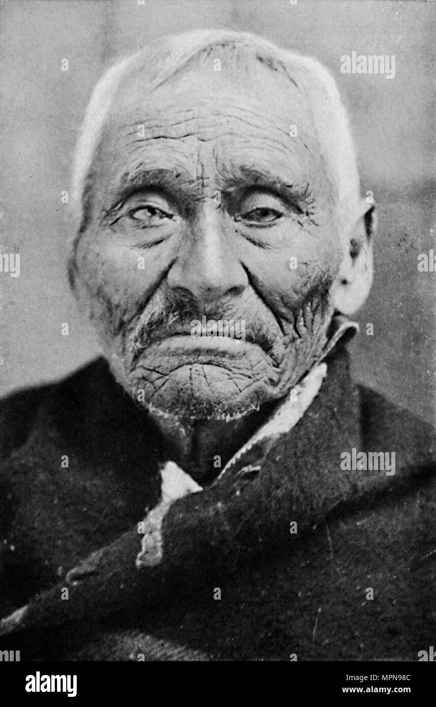 Une vieille Indienne Tlingit de l'Alaska, 1912. Artiste : Inconnu. Banque D'Images