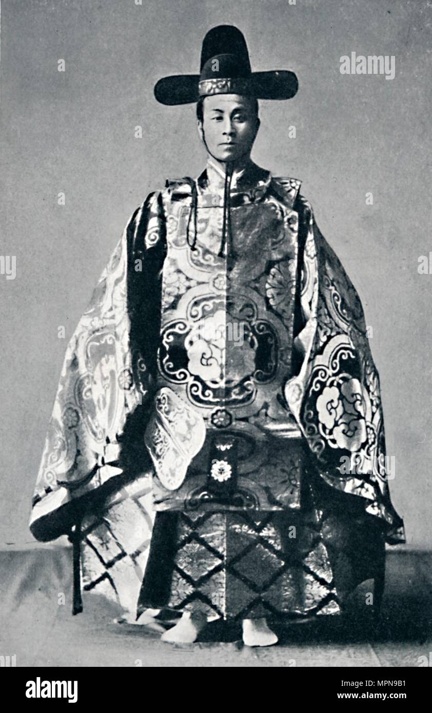 Un noble de la cour japonaise dans l'ancienne robe, 1902. Artiste : Inconnu. Banque D'Images