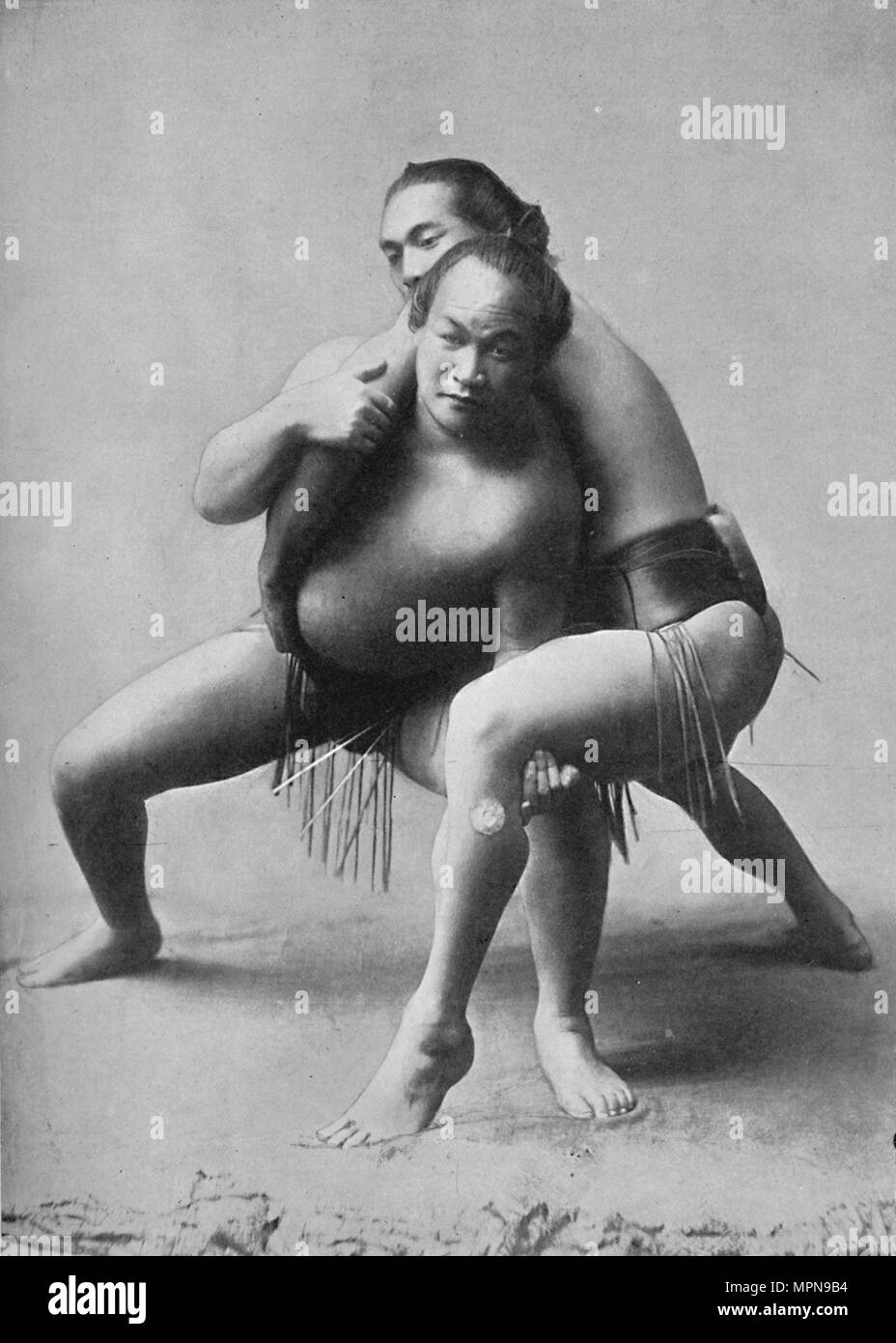 Un combat de sumo entre une paire de professionnels japonais, 1902. Artiste : Inconnu. Banque D'Images