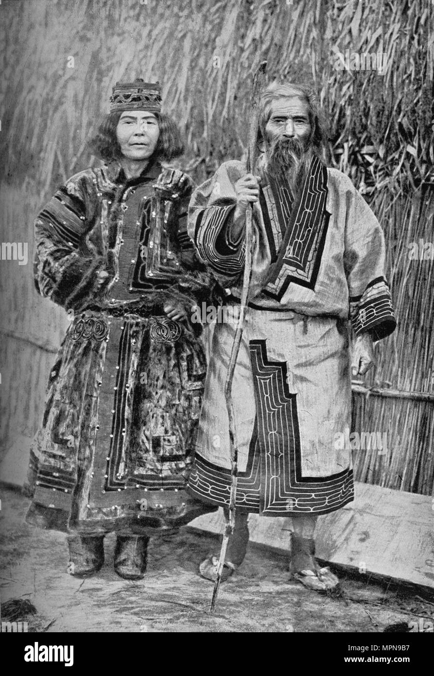 Un Ainu et sa femme, Japon, 1902. Artiste : Kajima & Suwo. Banque D'Images