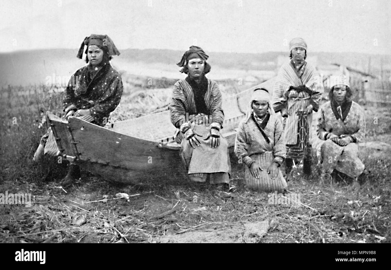 Une partie des femmes Ainu, Monbetsu, Hokkaido, Japon, 1902. Artiste : Inconnu. Banque D'Images