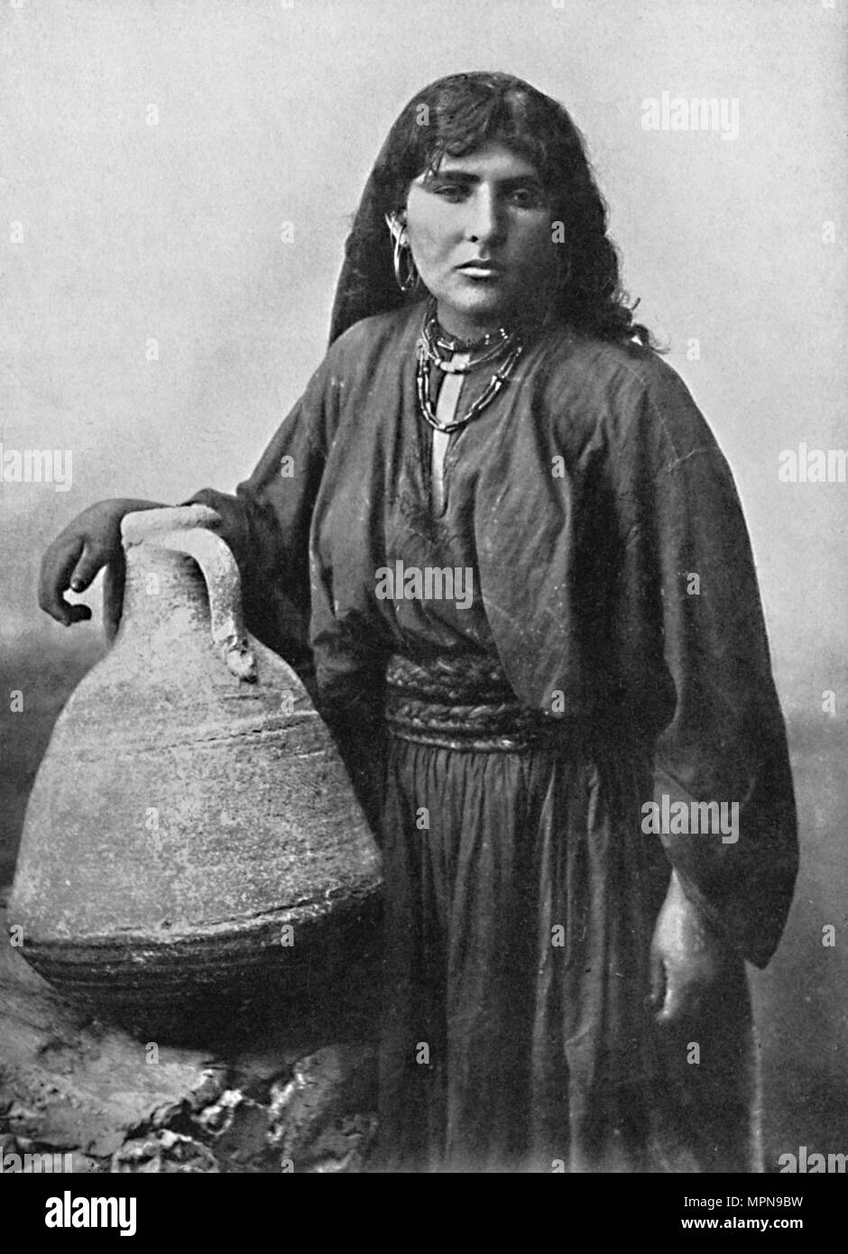 Une Bédouine, l'Egypte, 1912. Artiste : Inconnu. Banque D'Images