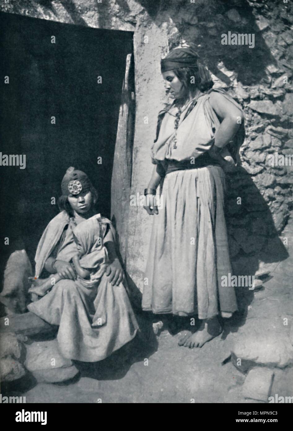 La femme kabyle à la porte de leur logement près de la côte méditerranéenne, l'Algérie, 1912.. Artiste : Kuhn. Banque D'Images