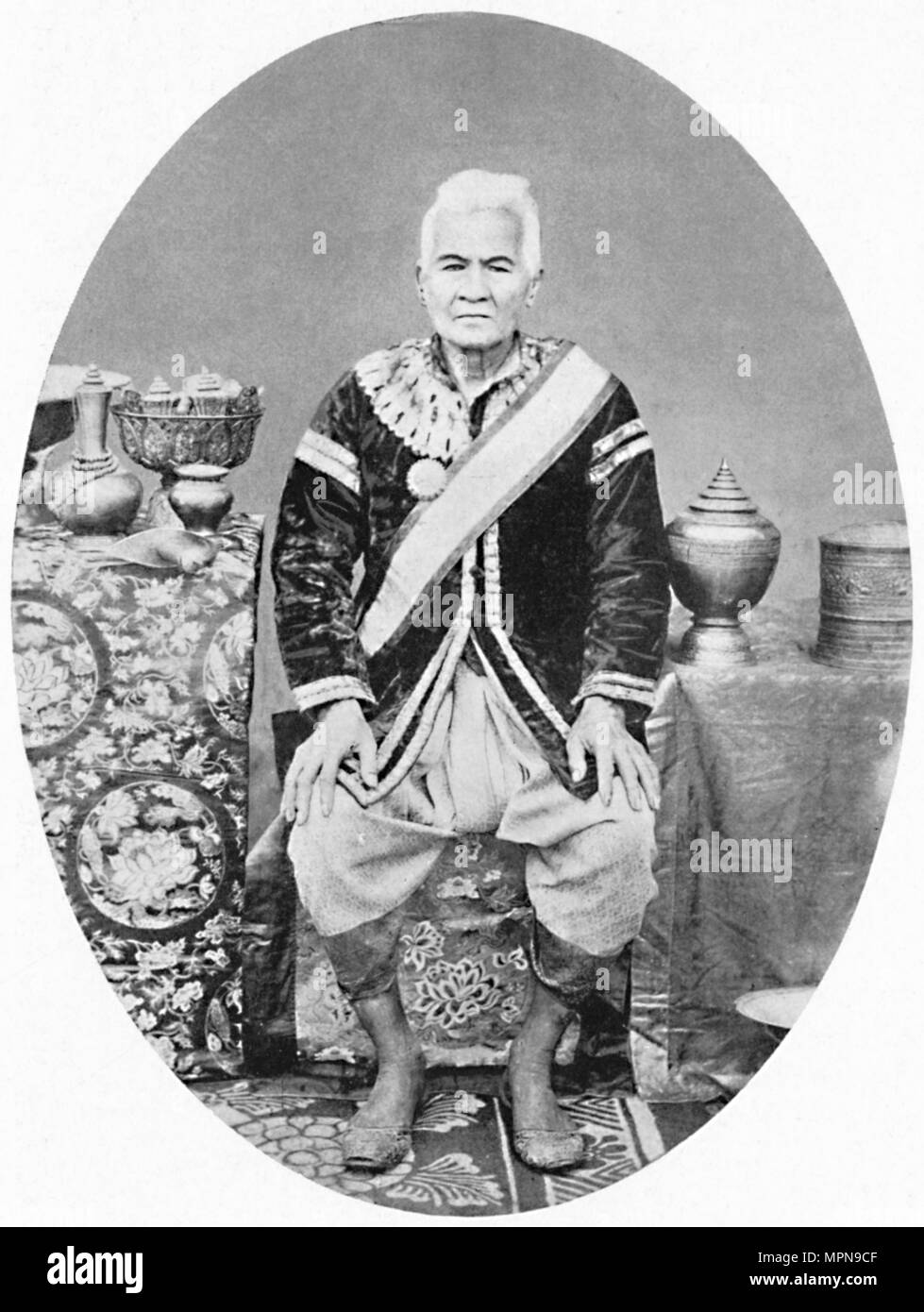 Un chef d'AJO, âgé de 77 ans, en 1902, l'uniforme siamois. Artiste : James McCarthy. Banque D'Images