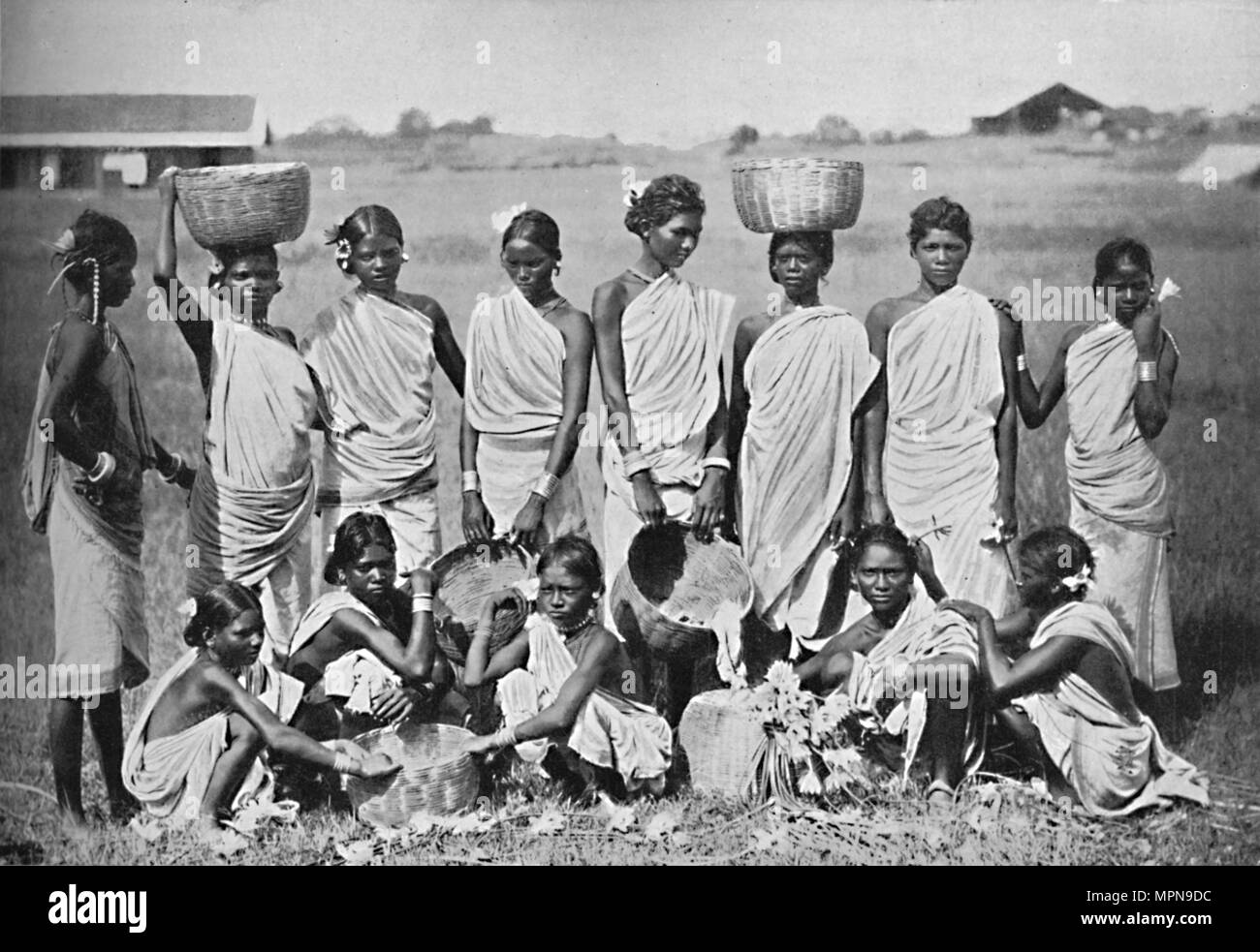 Un groupe de filles de Kol, 1902. Artiste : Bourne & Berger. Banque D'Images