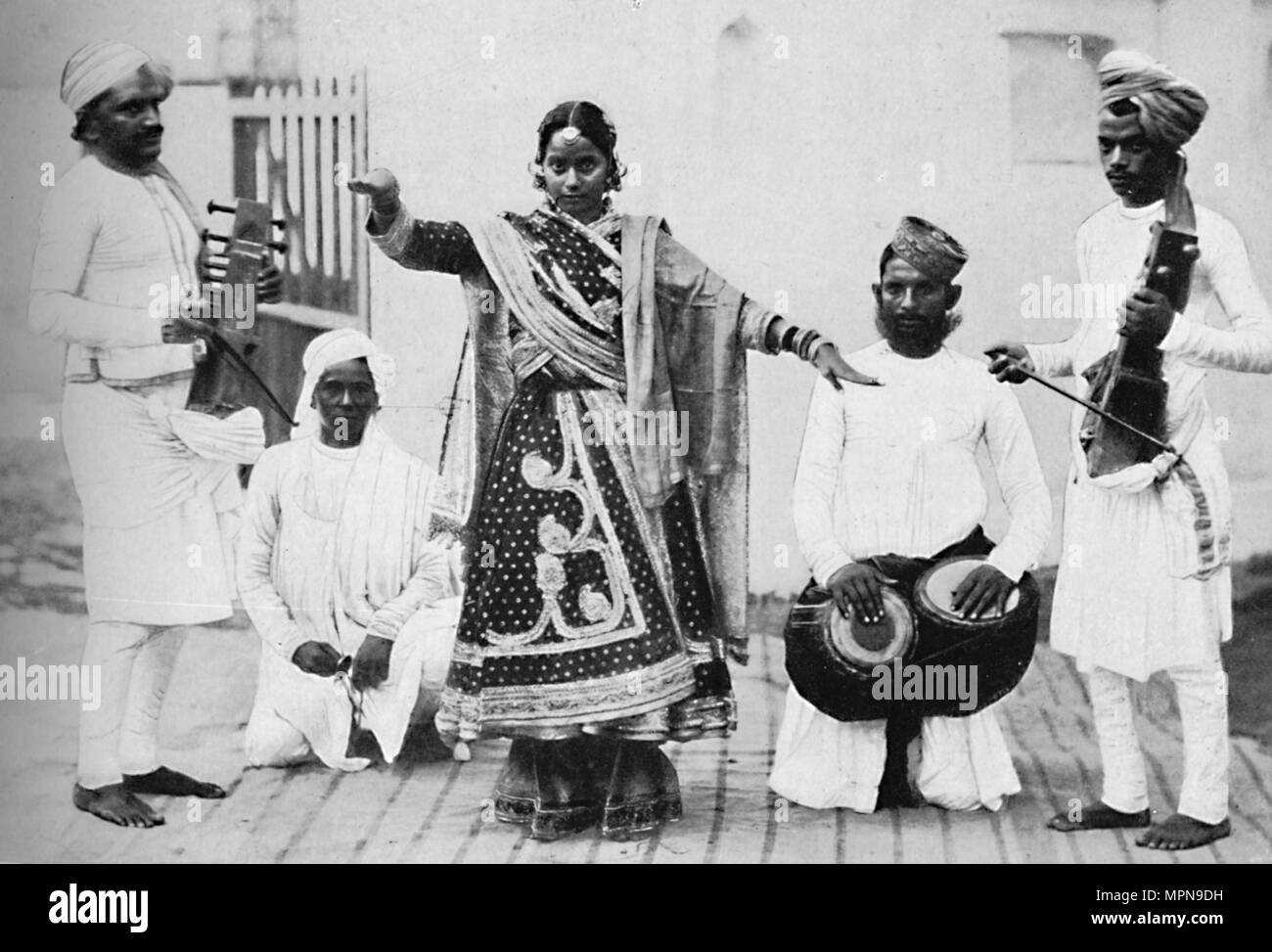 Nautch girl avec des musiciens, 1902. Artiste : Kapp & Co. Banque D'Images