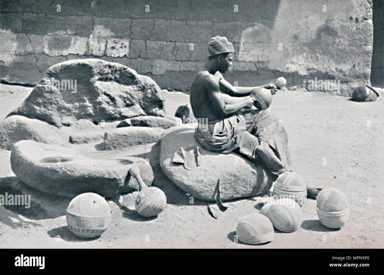Un homme d'argile gravure Yoruba bols et pots de l'eau, faune et flore du pays Lagos, au sud du Nigeria, 1912. Artiste : AW Gelston. Banque D'Images