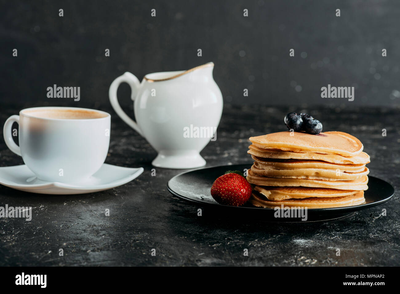 Plateau de crêpes empilées avec tasse de café Banque D'Images
