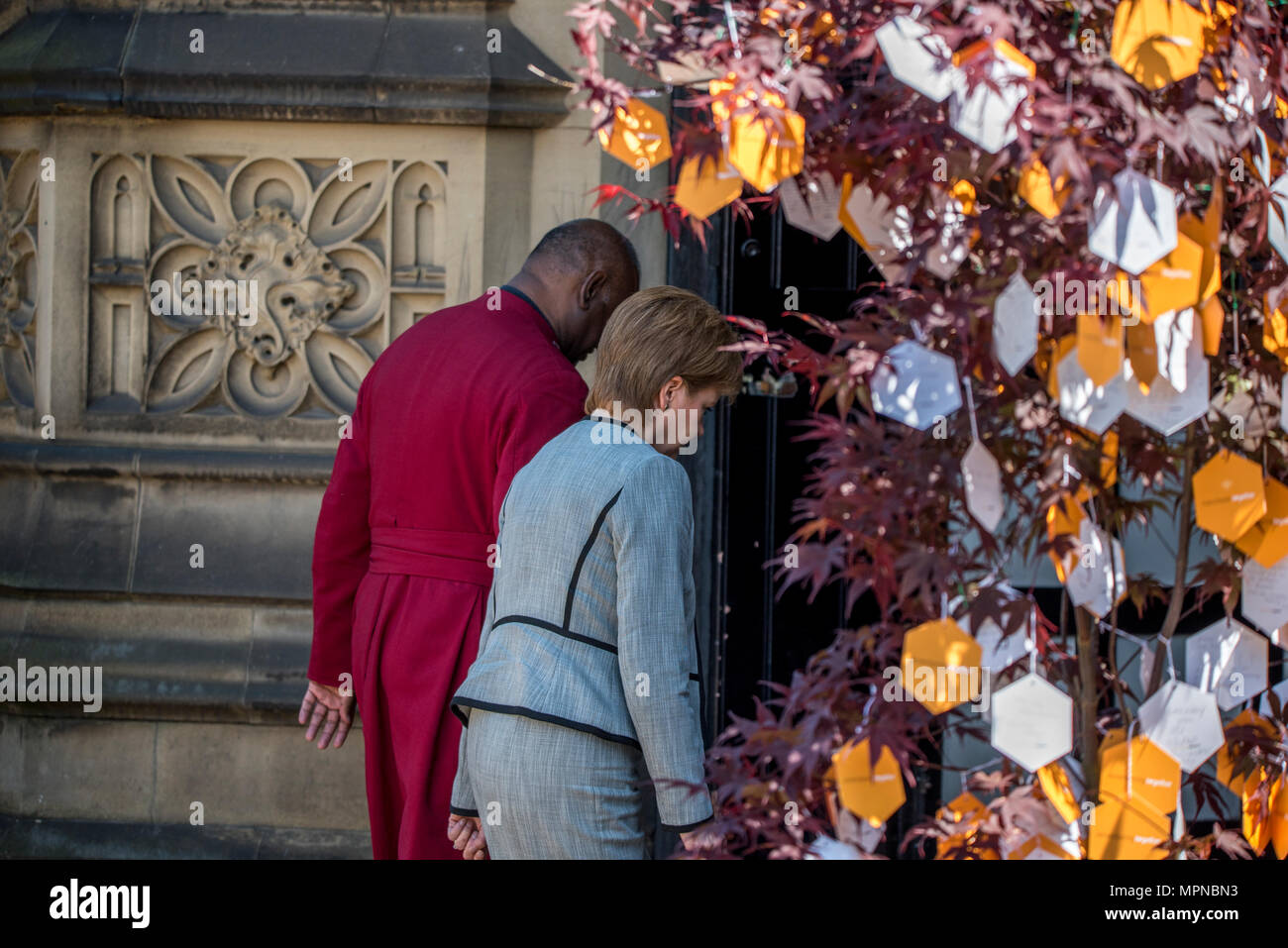 Premier ministre écossais Nicola Sturgeon arrive à la Cathédrale de Manchester avant le service national de commémoration souvenir des victimes de l'arène à la bombe à Manchester, Angleterre, le 22 mai 2018. Le prince William et le Premier ministre britannique Theresa peuvent se joindre à d'autres politiciens, ainsi que les membres de la famille de ceux qui ont été tués, et les premiers intervenants sur les lieux de l'attaque terroriste, alors que des milliers de personnes se sont réunies à Manchester mardi sur le premier anniversaire d'une attaque terroriste dans la ville qui a laissé 22 morts. Banque D'Images