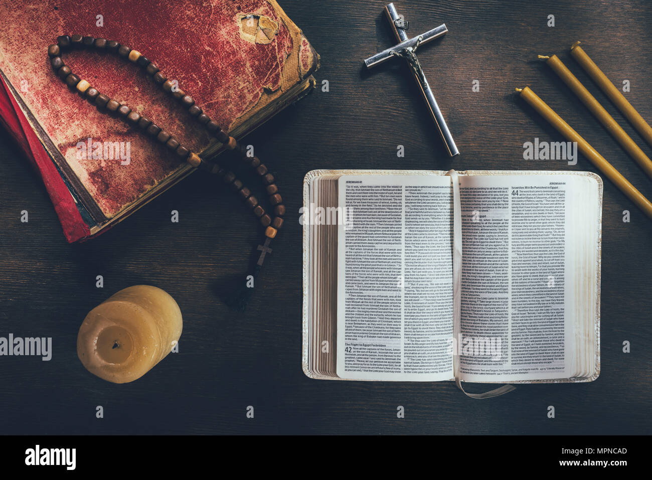 Vue de dessus de bible ouverte avec croix et chapelet sur table Banque D'Images