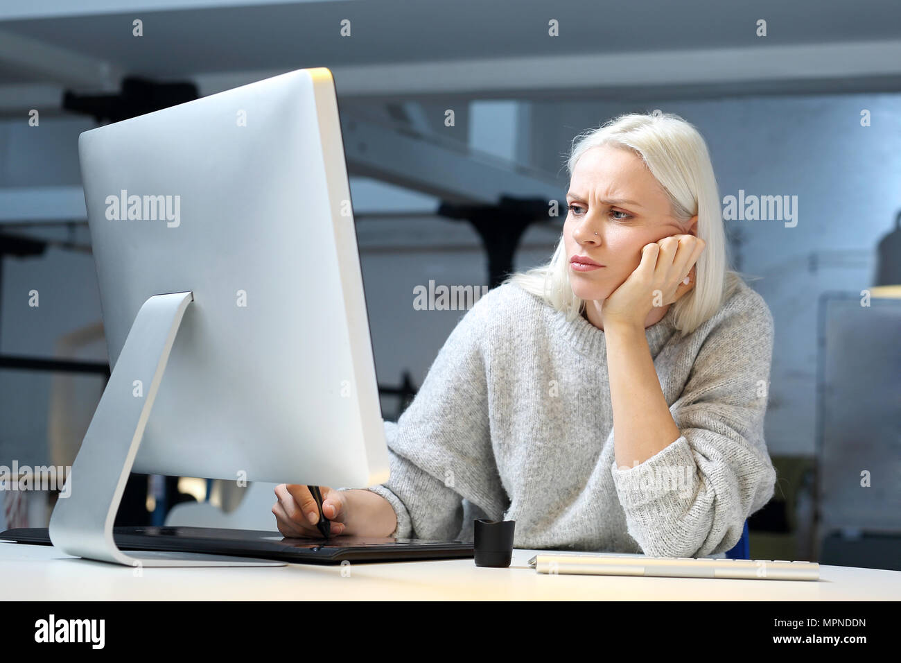 Travailler jusqu'à la fin. La femme travaille à l'ordinateur. Banque D'Images