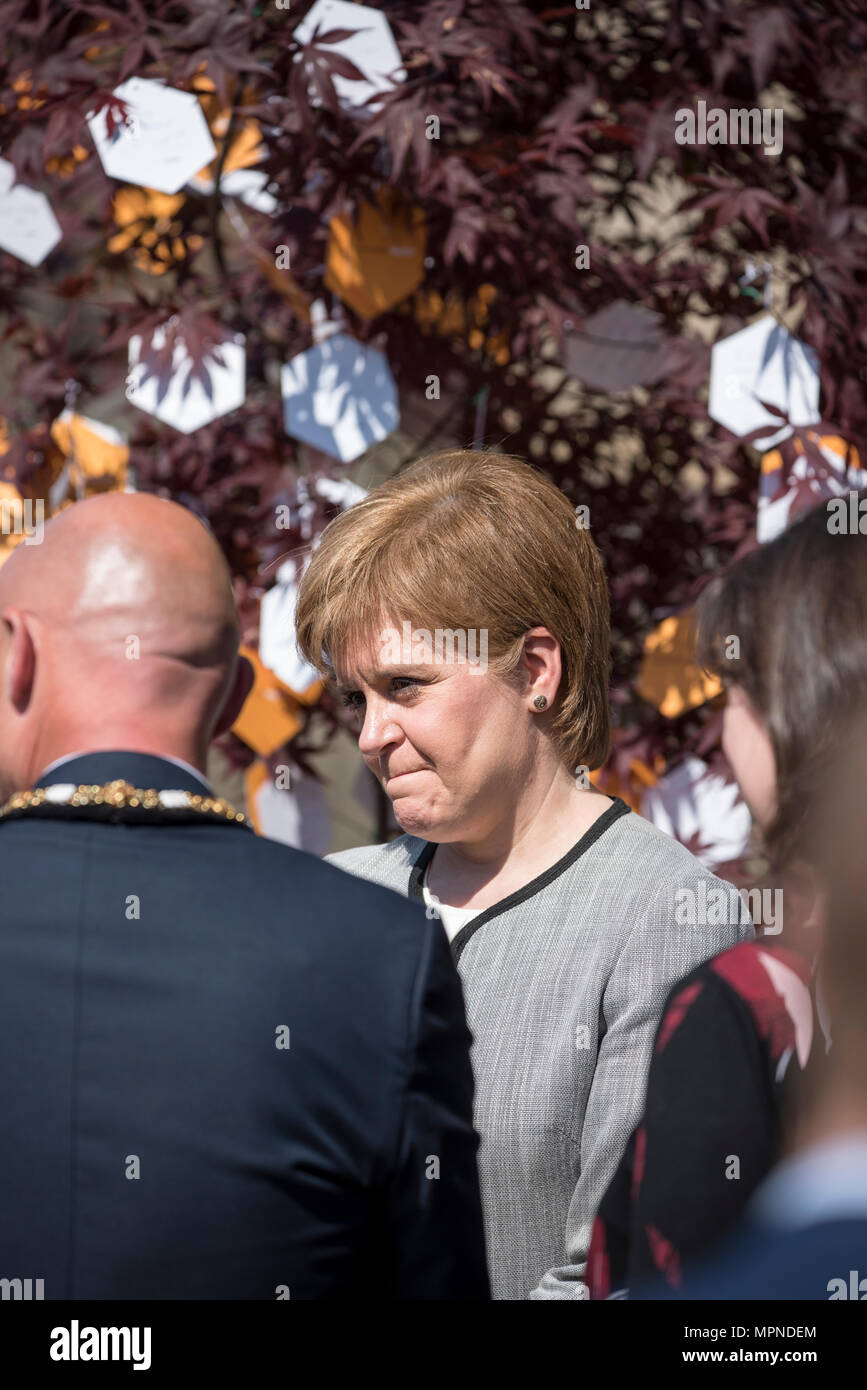 Premier ministre écossais Nicola Sturgeon se trouve en face de l'un des 22 arbres "d'espoir" à l'extérieur de la Cathédrale de Manchester après le service national de commémoration souvenir des victimes de l'arène à la bombe à Manchester, Angleterre, le 22 mai 2018. Le prince William et le Premier ministre britannique Theresa peuvent se joindre à d'autres politiciens, ainsi que les membres de la famille de ceux qui ont été tués, et les premiers intervenants sur les lieux de l'attaque terroriste, alors que des milliers de personnes se sont réunies à Manchester mardi sur le premier anniversaire d'une attaque terroriste dans la ville qui a laissé 22 morts. Banque D'Images