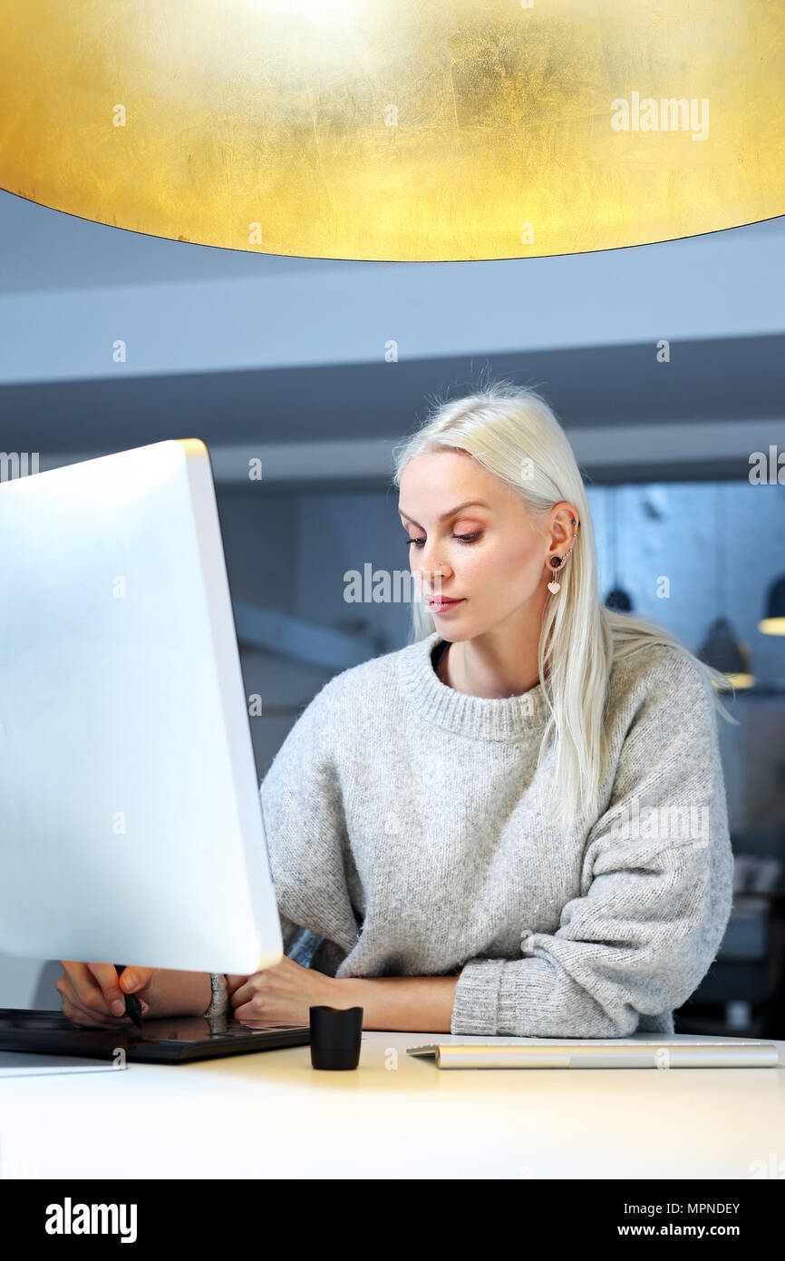 Employé de bureau. Une femme travaille dans le bureau Banque D'Images