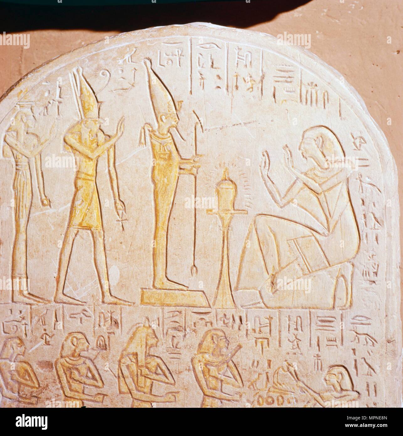 Stèle égyptienne, Osiris qui s'adore décédé sur socle représentant Maât. Artiste : Inconnu. Banque D'Images