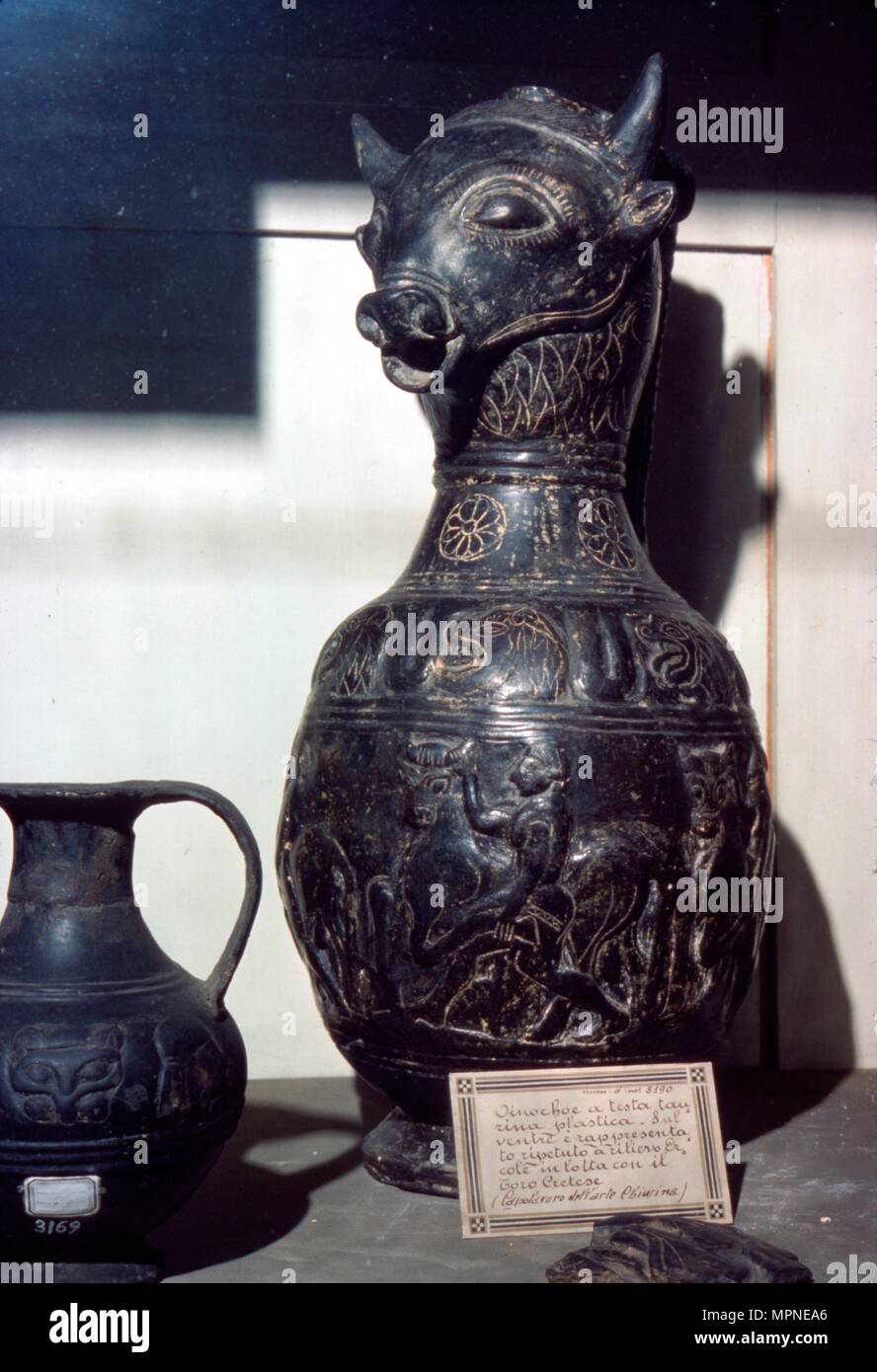 Vase étrusque en forme de tête de taureau, c6e siècle avant J.-C.. Artiste : Inconnu. Banque D'Images